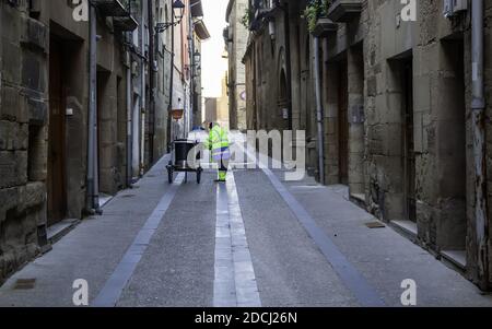 Balayeuse de rue travaillant, nettoyant et désinfectante la ville Banque D'Images