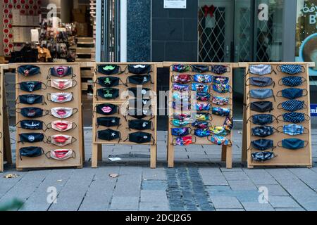 Vente de masques buccaux, masques protecteurs, pendant la crise corona, centre-ville de Duisburg, NRW, Allemagne, Banque D'Images