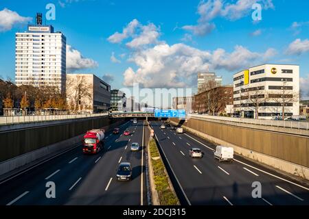 Horizon du centre ville de Duisburg, à la gare principale, autoroute A59, Duisburg, NRW, Allemagne, Banque D'Images