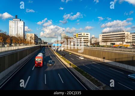 Horizon du centre ville de Duisburg, à la gare principale, autoroute A59, Duisburg, NRW, Allemagne, Banque D'Images