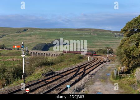 Locomotive à vapeur 46115 Royal Scots Guardsman dévalant Dandry Mire viaduct passant Garsdale sur la pittoresque établir jusqu'à Carlisle Railway ligne Banque D'Images