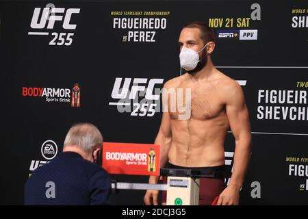 Las Vegas, Nevada, Las Vegas, Nevada, États-Unis. 20 novembre 2020. LAS VEGAS, NV - NOVEMBRE 20 : Dustin Stoltzfus pose sur la balance pendant les pesées UFC 255 à UFC Apex le 20 novembre 2020 à Las Vegas, Nevada, États-Unis. Crédit : Diego Ribas/PX Imagens/ZUMA Wire/Alay Live News Banque D'Images