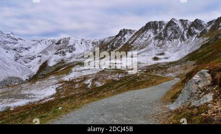 Sentier de randonnée avec marquage de sentier menant à travers la chaîne de montagne enneigée de Madrisa dans le massif du Rätikon près de Gargellen, Montafon, Autriche. Banque D'Images