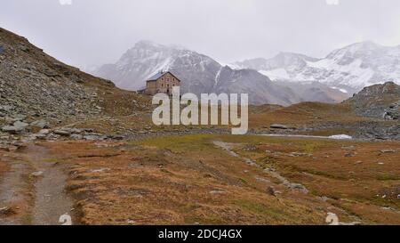 Vue sur le refuge de montagne 'Hintergrathütte' (également 'Rifugio del Coston') situé à l'est du massif d'Ortler près de Sulden, Tyrol du Sud, Alpes, Italie. Banque D'Images