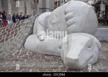 Anvers, Belgique - 16 juin 2017 : un garçon et sa sculpture de chien à Anvers pour honorer le célèbre livre A Dog of Flanders écrit par l'auteur britannique et ani Banque D'Images