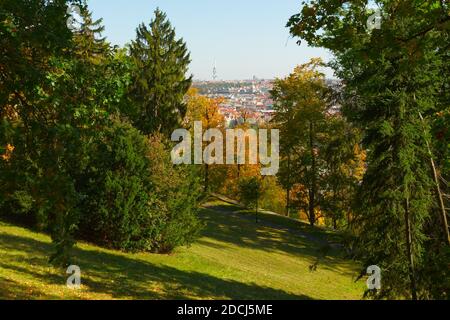 Un magnifique parc d'automne à Prague. Parc sur la colline de Petrin. Banque D'Images