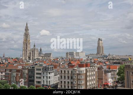 Anvers, Belgique - 16 juin 2017 : paysage urbain d'un port d'Anvers et cathédrale de notre dame en Belgique sur la rivière. Banque D'Images