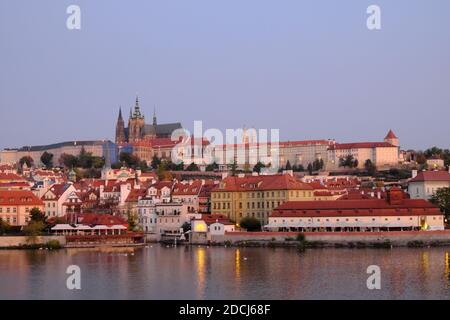 Le centre historique de Prague au lever du soleil. Paysage urbain. Banque D'Images