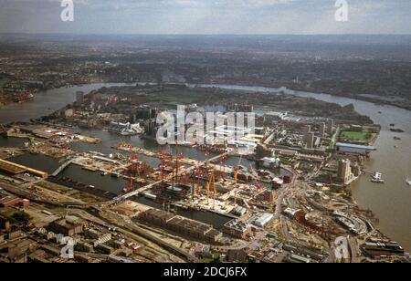 Royaume-Uni, Londres, Docklands, River Thames, Isle of Dogs, 1989. Construction de Canary Wharf en cours, y compris One Canada Square, un gratte-ciel. Une fois terminé, c'était alors le plus haut bâtiment de Londres Banque D'Images