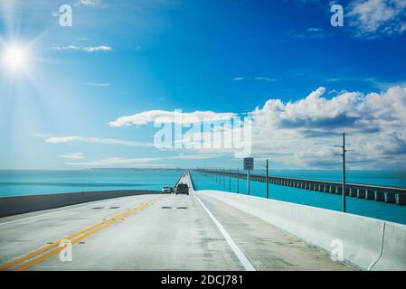 Circulation sur le célèbre pont de Seven Mile dans l'autoroute d'outre-mer. Floride, États-Unis Banque D'Images