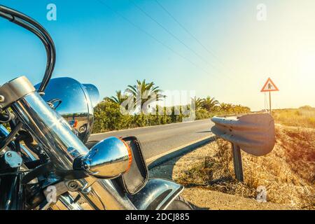 Gros plan d'une moto classique garée sur le bord d'une route de campagne. Sardaigne, Italie Banque D'Images