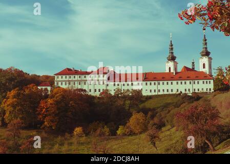 Monastère de Strahov le jour de l'automne. Paysage d'automne. Banque D'Images