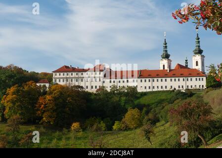 Monastère de Strahov le jour de l'automne. Paysage d'automne. Banque D'Images