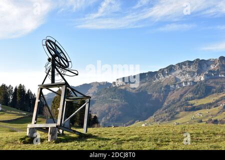 Une petite remontée mécanique hors service à la fin de l'automne sur le sommet d'une pente à Amden, une station touristique et de ski dans l'est de la Suisse. Il attend de la neige. Banque D'Images