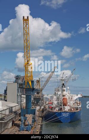 Belfast, Irlande - 9 juin 2017 : grandes grues industrielles chargeant des conteneurs dans le port de Belfast, en Irlande. Banque D'Images