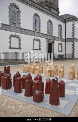 Waterford, République d'Irlande - 13 juin 2017: Jeu d'échecs dans la rue de Waterford en Irlande représentant l'invasion normande en 1169 AD qui ont abeille Banque D'Images