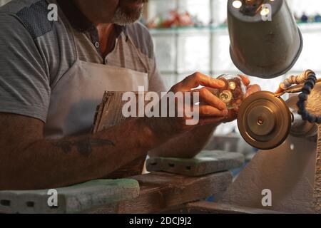 Waterford, République d'Irlande - 13 juin 2017 : un artisan travaillant dans le département de sculpture de l'usine de cristal de Waterford, dans la ville de Water Banque D'Images