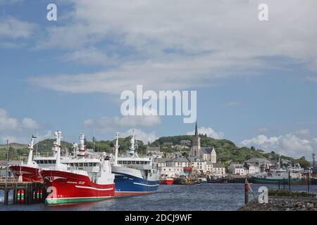 Killybegs, Comté de Donegal, Irlande - 10 juin 2017 : église de Sainte-Marie et port de Killybegs dans le comté de Donegal, le plus grand port de pêche d'Irlande. Banque D'Images