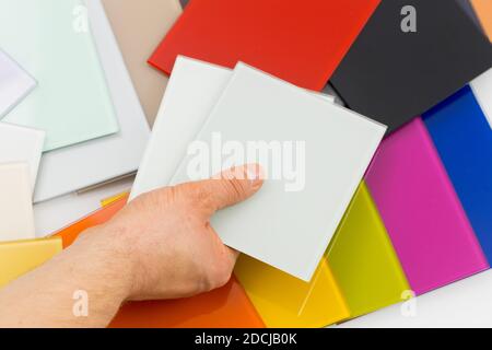 Verre coloré pour finition intérieure. L'artisan montre des échantillons de différents types de verres Banque D'Images