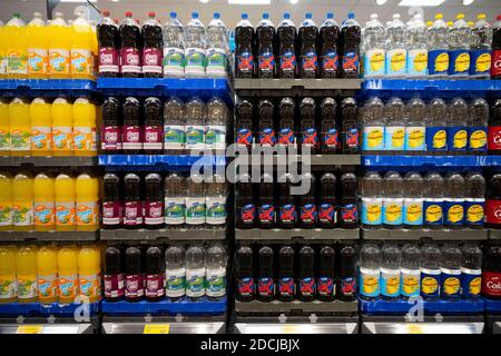 Boissons gazeuses en vente dans un supermarché du Royaume-Uni. Banque D'Images