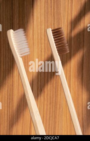 Brosse à dents en bambou zéro déchet sur fond en bois Banque D'Images