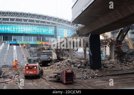 21 novembre 2020. Londres. ROYAUME-UNI. Les travaux continuent de démolir les rampes emblématiques de Wembley Way qui mènent au stade Wembley. Les rampes, connues sous le nom de pédalos, sont utilisées depuis 46 ans par les fans qui assistent à des matchs de football et à d'autres événements au stade. Un nouvel ensemble de marches les remplacera et sera en place pour 2021 pour un coût de 18 millions de livres sterling. Photo de Ray Tang. Banque D'Images