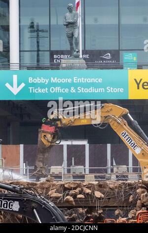 21 novembre 2020. Londres. ROYAUME-UNI. La statue du footballeur Bobby Moore surplombe la démolition de la célèbre passerelle du stade Wembley par les ouvriers du bâtiment. La passerelle emblématique vieille de 46 ans laisse place à la partie « étapes olympiques » d'un plan plus large de modernisation de la voie olympique. Photo de Ray Tang. Banque D'Images