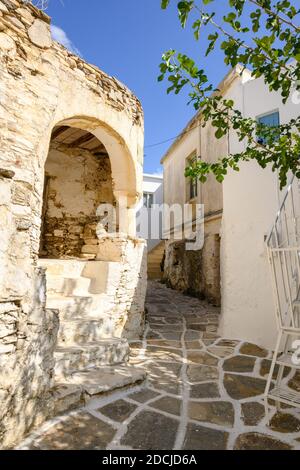 Vue sur la rue à l'architecture grecque typique dans le village de Lefkes sur l'île de Paros, Cyclades, Grèce Banque D'Images