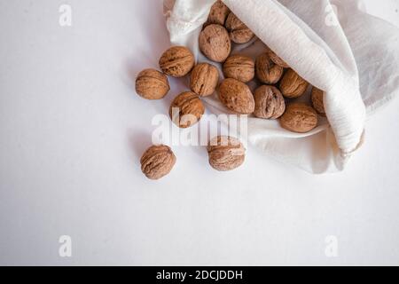 Sac écologique en noyer sur fond blanc Banque D'Images