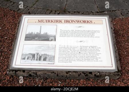 Muirkirk Village, East Ayrshire, Écosse, Royaume-Uni . Layby avec les offices de tourisme cairns, totem pole, pont. Informations sur Muirkirk Ironworks Banque D'Images
