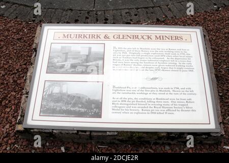 Muirkirk Village, East Ayrshire, Écosse, Royaume-Uni . Layby avec les offices de tourisme cairns, totem pole, pont. Tableau d'information sur les mineurs Muirkirk et Glenbuck Banque D'Images