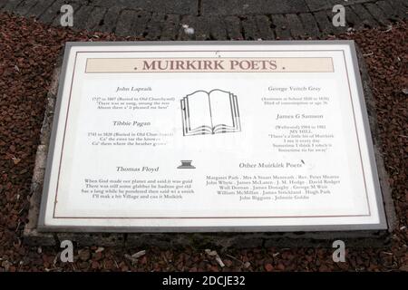 Muirkirk Village, East Ayrshire, Écosse, Royaume-Uni . Layby avec les offices de tourisme cairns, totem pole, pont. Tableau d'information sur les poètes de Muirkirk Banque D'Images