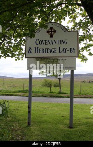Muirkirk Village, East Ayrshire, Écosse, Royaume-Uni . Layby avec les panneaux d'information touristique cairns, totem pole, pont, bienvenue au panneau Muirkirk Banque D'Images