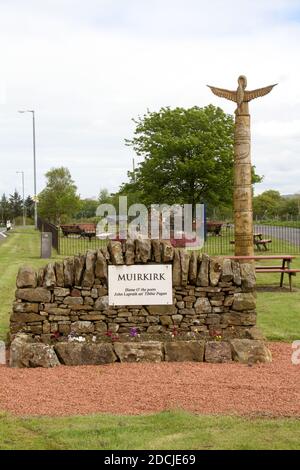 Muirkirk Village, East Ayrshire, Écosse, Royaume-Uni . Layby avec les offices de tourisme cairns, totom pole, pont Banque D'Images