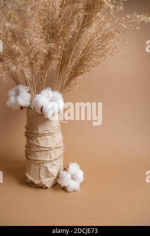 Bouquet de fleurs d'herbe de pampas et de coton Banque D'Images