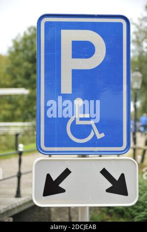 Un cliché vertical du panneau de stationnement pour handicapés Banque D'Images