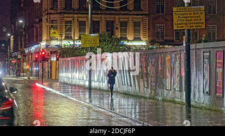 Glasgow, Écosse, Royaume-Uni, 21 novembre 2020 : Le centre civique de George Square et le style Mile de l'Écosse de Buchanan Street, Sauchiehall et ville marchande étaient tous vides pour un samedi soir, car il y avait normalement le temps le plus occupé de 17h car les gens seraient normalement des magasins de Noël ou sur leur chemin vers les restaurants. Certaines personnes avaient l'air perdues dans l'espace. Crédit : Gerard Ferry/Alay Live News Banque D'Images