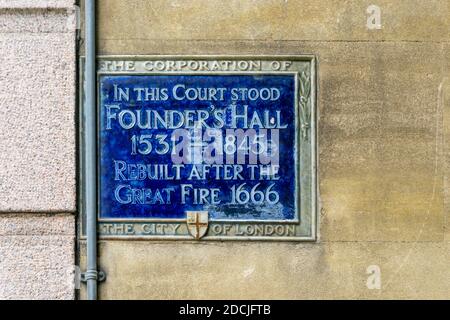 Une plaque bleue marque le site du Founder's Hall à Lothbury, dans la ville de Londres. Banque D'Images