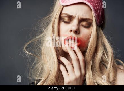 femme avec un masque rose sur sa tête rouge à lèvres taché sur tout son visage Banque D'Images