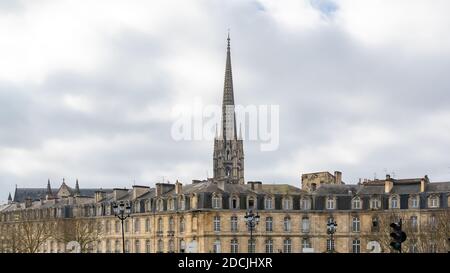 Bordeaux en France, beaux bâtiments, avec la basilique Saint-Michel en arrière-plan Banque D'Images