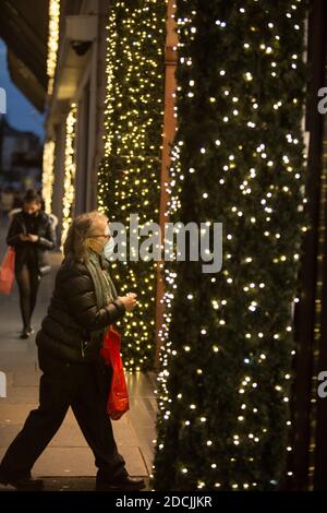 Shopping de Noël du 2e au dernier jour avant la fermeture des magasins pour un deuxième confinement de 3 semaines (dans le cadre du système de confinement de niveau 4 en Écosse), à l'approche de Noël, à Glasgow, en Écosse, le 19 novembre 2020. Banque D'Images