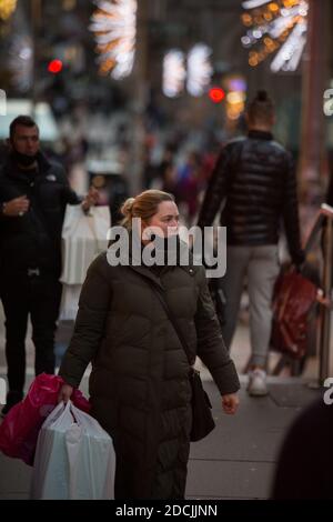 Shopping de Noël du 2e au dernier jour avant la fermeture des magasins pour un deuxième confinement de 3 semaines (dans le cadre du système de confinement de niveau 4 en Écosse), à l'approche de Noël, à Glasgow, en Écosse, le 19 novembre 2020. Banque D'Images