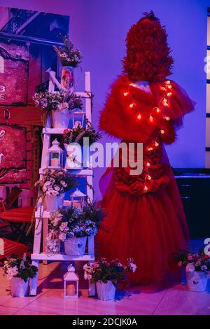 Décoration de Noël, mannequin dame décorée de lumières de noël pendant la fête Banque D'Images