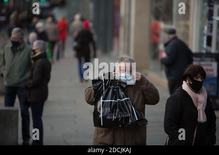 Shopping de Noël du 2e au dernier jour avant la fermeture des cchops pour un deuxième confinement de 3 semaines (dans le cadre du système de verrouillage Tier 4 de l'Écosse), en vue de Noël, à Glasgow, Écosse, 19 novembre 2020. Banque D'Images