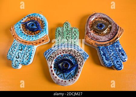 Le Caire, novembre 10. Poterie décorée à la main et colorée trois mains figurent la main du symbole Fatima pour la bonne chance et la protection de l'oeil mauvais. Banque D'Images