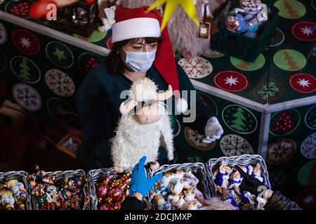 Moscou, Russie. 21 novembre 2020 une vendeuse portant un masque facial de protection derrière le comptoir à la foire du nouvel an dans le magasin central de Moscou « GUM » avant les prochaines vacances d'hiver, Russie Banque D'Images