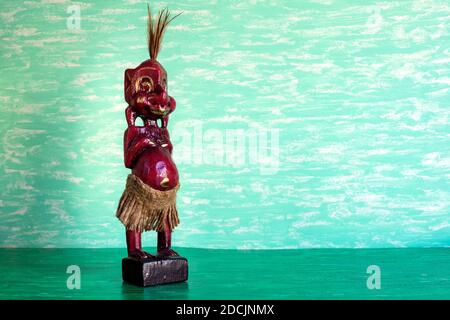 Hurghada-Mer Rouge -Egypte novembre 14,2020 : sculptant du bois africain .Africain en sculpture de bois. Banque D'Images