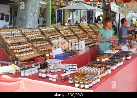 BEDOIN, FRANCE - 1er AOÛT 2016 : les aliments pasteurisés et en conserve français sur le marché de la Provence Banque D'Images