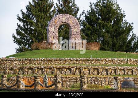 Vieux jardin de pierres dans l'Illinois rural. Brimfield, Illinois, États-Unis Banque D'Images