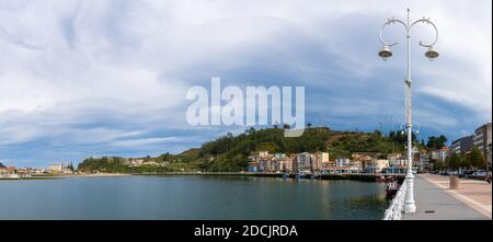 Ribadesella, Astdurias / Espagne - 6 novembre 2020 : vue sur le village de Ribadesella dans les Asturies Banque D'Images